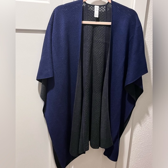 LULULEMON PRE-LOVED AUTHENTIC REVERSIBLE BLUE & BLACK SOFT COZY DESIGN WRAP - Picture 16 of 17